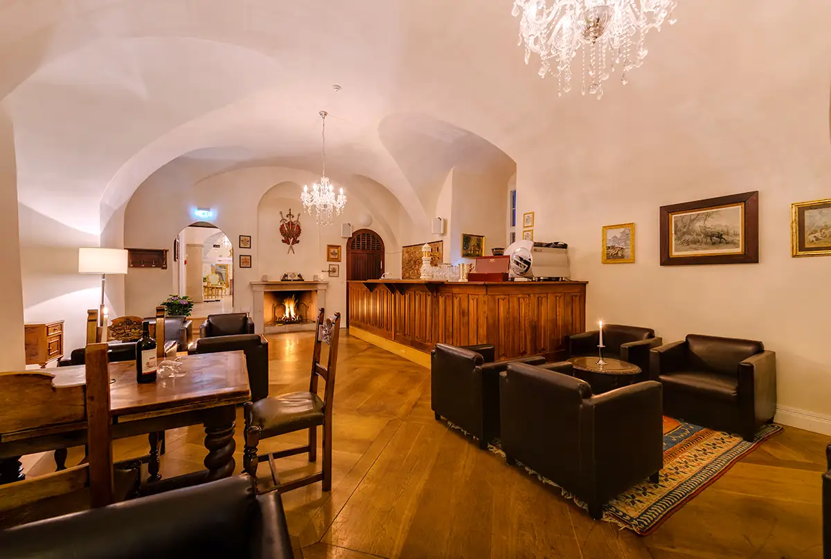 Restaurant mit historischen Möbeln und Kronleuchter
