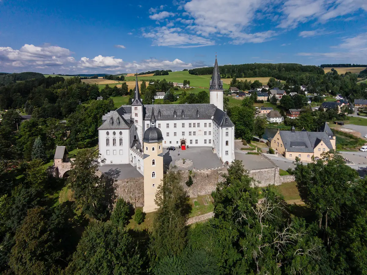 Letecký pohled na zámek Purschenstein a Remise