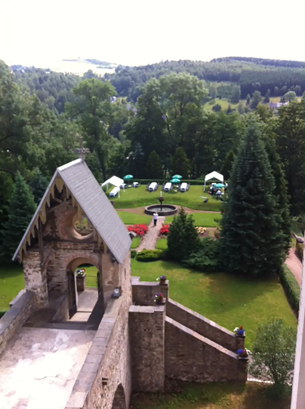 Blick vom Turm auf Gartenhochzeit