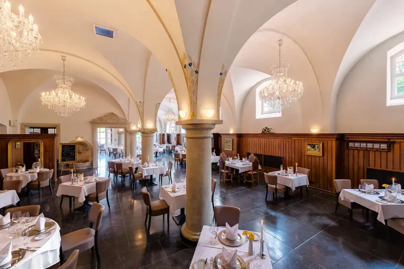 Restaurant Remise with vaulted ceiling