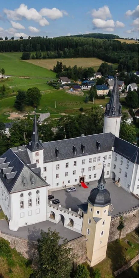 Luftaufnahme des Schlosshotels Purschenstein im Erzgebirge